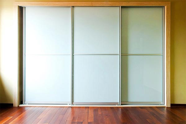 Фото белый шкаф-купе оригинальный РосМебель 93